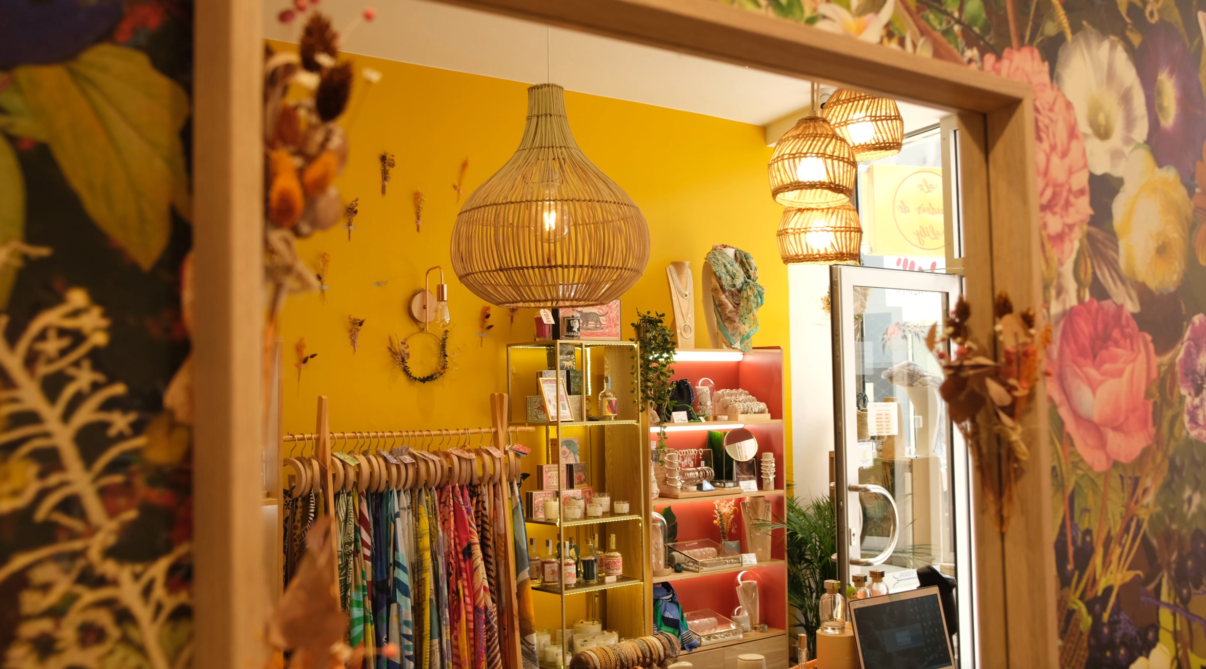 Decouvrer l'intérieur lumineux et solaire de la boutique boudoir de Lily au Mans et sa décoration artisanale.